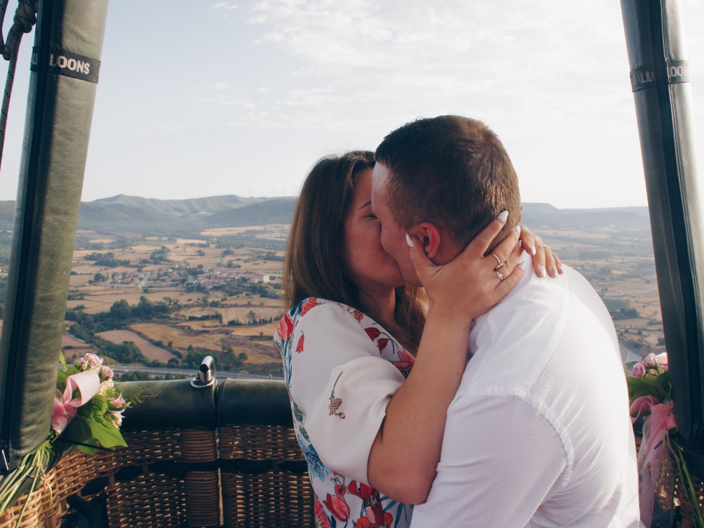 romantic hot air balloon flight in Catalonia couple Sant Jordi